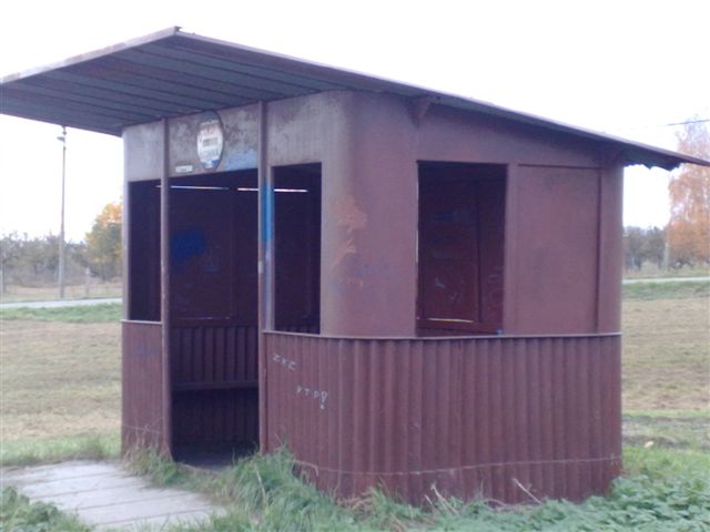 Původní autobusová zastávka u školy - fotografie za podzimu roku 2009