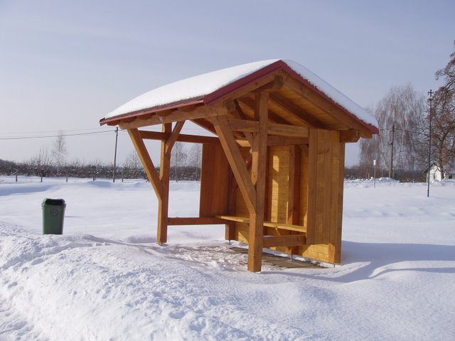 Nová autobusová zastávka - instalovaná v prosinci 2009 - fotografie z 2.2.2010