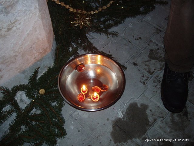 Vánoční zpívání u kapličky v Doubí 2011